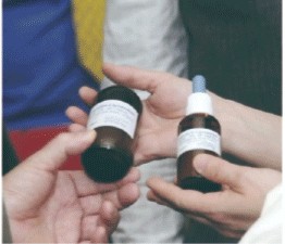研究用のボトルを手に取る様子